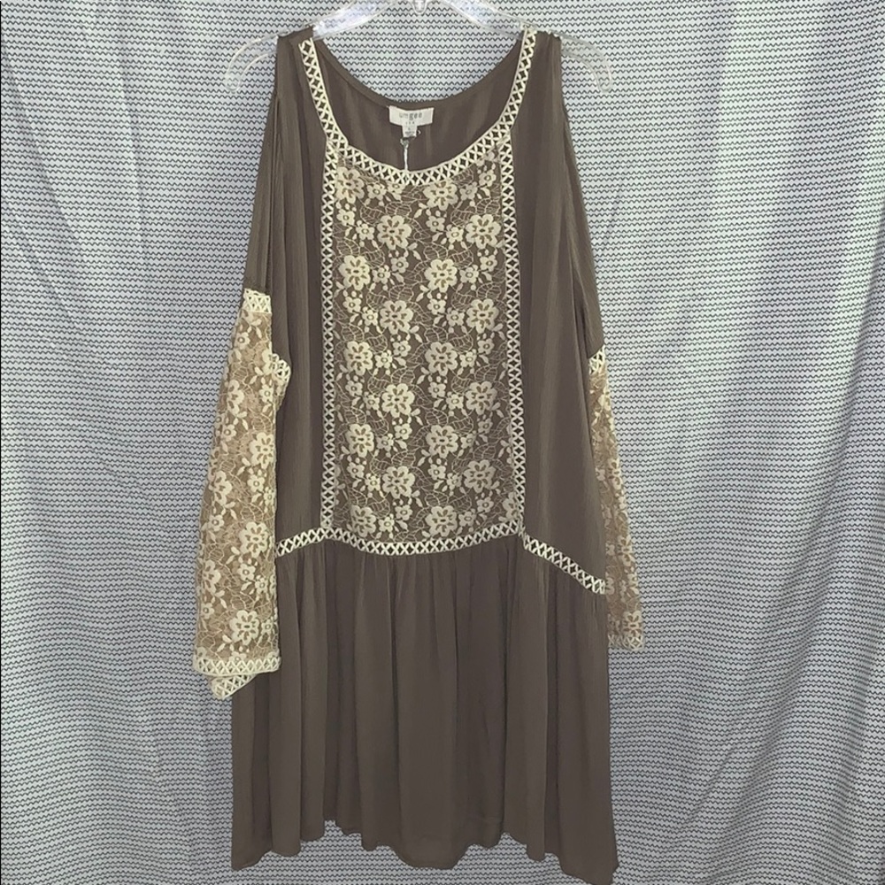 Cute Umgee top with upper arm cutouts! NEVER WORN